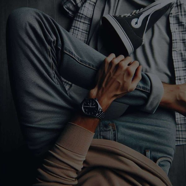 Quels sont les secrets pour assortir une montre de luxe avec une tenue casual sans dénoter ?